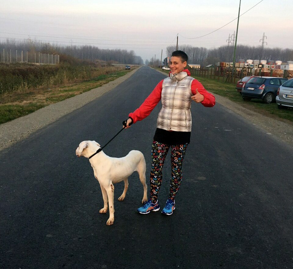 Jelena Vesić će trčati polumaraton na 5. Reciklažnom maratonu i imaće pomoć jednog specijalnog prijatelja 😉

Jelena kaže:

“Kao stalni volonter azila za napuštene pse JKP Zoohigijena i…